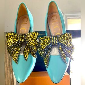 Authentic Gucci Regent pumps with removable bows. Worn once, great condition